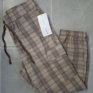 Tinseltown Women's Brown Plaid Capris